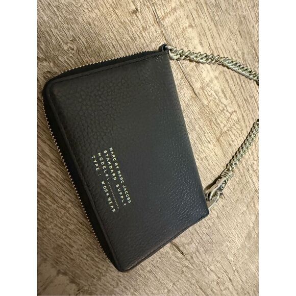 Marc Jacobs Lone Rider Wingman Women's Smartphone Wristlet Wallet with chain - Picture 1 of 9